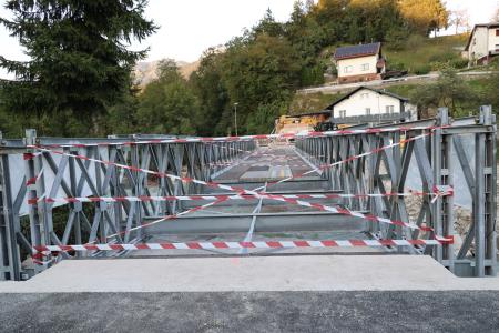 Začetek gradnje začasnega mostu v Stranjah in popolna zapora na območju gradnje (2)